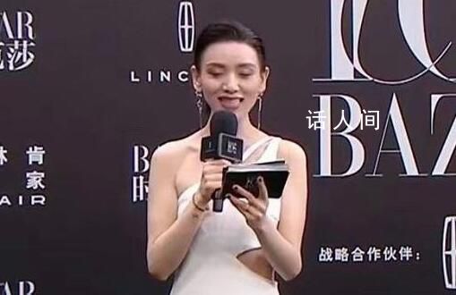 李曉峰是時(shí)尚芭莎紅毯主持人 現(xiàn)場(chǎng)可謂相當(dāng)熱鬧