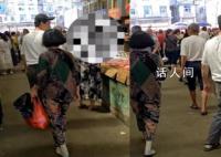 大爺在菜市場(chǎng)猥褻多名女性被拍下 實(shí)在是令人惡心