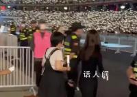 周冬雨現(xiàn)身五月天演唱會 現(xiàn)場與五月天進(jìn)行了精彩合作