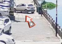 司機(jī)倒車墜河他們一個(gè)個(gè)沖了過(guò)來(lái) 合力拉出駕駛室中的女子