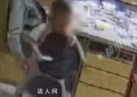 男童將玩具甩進鄰桌火鍋燙到嬰兒 不少人卻指責起嬰兒的家長來