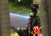 趙麗穎街邊哄兒子被拍 身高已經超過了趙麗穎的腰部