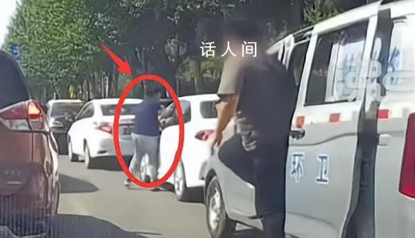 環衛督查車人員掄鐵棍威脅前車 仗著手里的權力肆意妄為公然踐踏法律的尊嚴