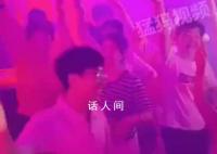 高考臨近阿姨們在夜店里跳廣場舞 又輕松又快樂