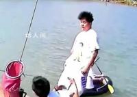 男子掉入魚塘前緊急扔出手機 手機：我沒跟錯人