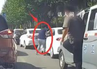 環衛督查車人員掄鐵棍威脅前車 仗著手里的權力肆意妄為公然踐踏法律的尊嚴