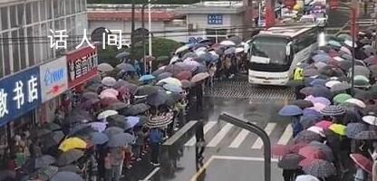 毛坦廠中學(xué)88輛大巴送考 萬(wàn)人助威