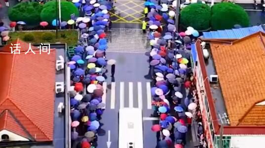 毛坦廠中學(xué)萬(wàn)人雨中送考 考生們集體出征迎戰(zhàn)高考