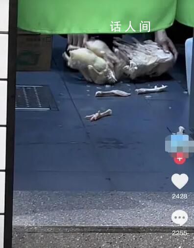 米線門店回應(yīng)員工腳踩雞肉解凍 已對新員工作出懲罰
