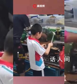 小男孩攤位上顛勺炒面有模有樣 吸引路人目光