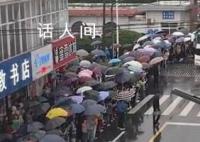 毛坦廠中學88輛大巴送考 萬人助威