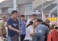 男子擺攤遭勸離把貨物扔地上任人撿 這一幕讓人們深感生活中的無奈與艱辛