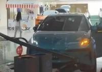 商場內展車被男童開動撞上扶梯 事故原因正在調查中