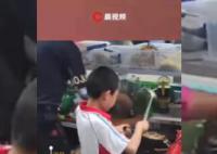 小男孩攤位上顛勺炒面有模有樣 吸引路人目光