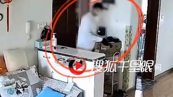 女子回家忘關門陌生男尾隨闖入 實在是太可怕了