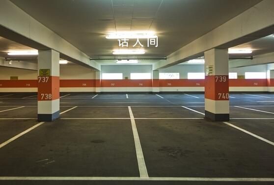 男子車位被占裝地樁包圍對方車輛 引起了網友關注