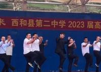 男老師集體為高考生跳女團(tuán)舞解壓 沒想到老師們這么拼