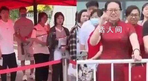 家長穿“紅旗袍”圖好兆頭 祝孩子們取得好成績