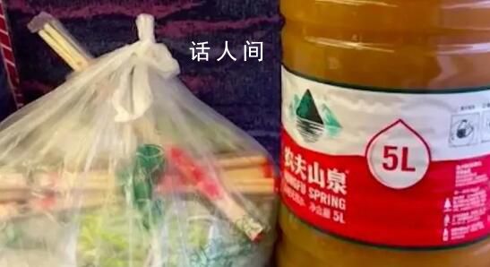 女游客用5L水桶帶螺螄粉湯回廣東 網(wǎng)友：這個桶好機智
