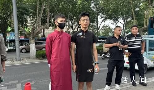 保送男生穿旗袍為高考同學加油 祝他們旗開得勝