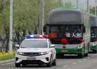 車牌985警車連續(xù)18年送考 警察叔叔有心了