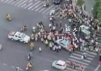 大爺公交車上強吻女孩被圍堵 最后被憤怒的群眾給圍住了