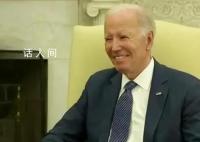 拜登一言不發微笑注視記者被趕走 還模仿記者說話