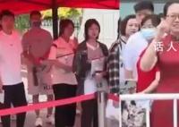 家長穿“紅旗袍”圖好兆頭 祝孩子們取得好成績