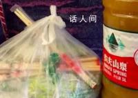 女游客用5L水桶帶螺螄粉湯回廣東 網(wǎng)友：這個桶好機智