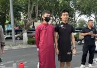 保送男生穿旗袍為高考同學加油 祝他們旗開得勝
