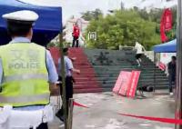 廣東一考生著急進考場跑掉洞洞鞋 民警撿到送還