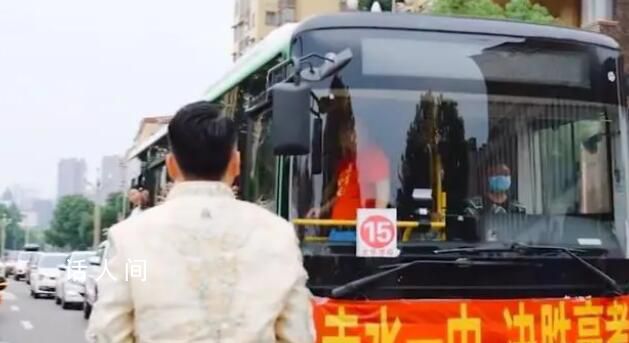 婚車(chē)遇上高考車(chē)隊(duì) 新郎下車(chē)發(fā)喜糖