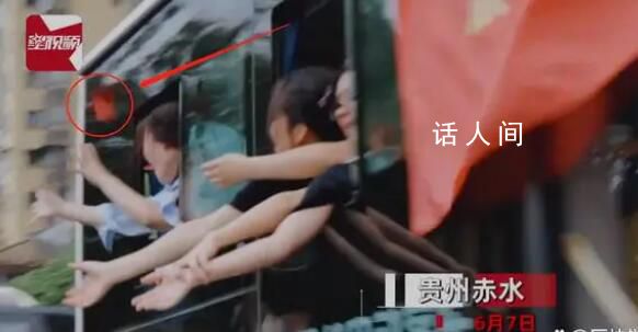 婚禮車(chē)隊(duì)遇送考車(chē)隊(duì)新郎隔窗發(fā)紅包 為考生們加油打氣