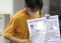 男孩打印巨型準考證防丟 引起了網友們的關注和熱議