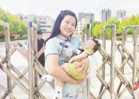 “凍齡”奶奶抱孫子給小兒子送考 只要盡力就好不想給孩子太大壓力
