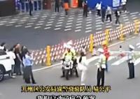 雙胞胎拿錯準考證驍騎5分鐘調換 將考生送達考場后他還不忘暖心祝福