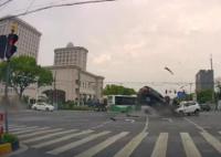 上海男子開車闖紅燈與3車碰撞 致1死