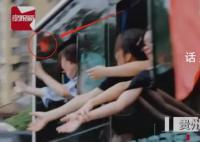婚禮車隊遇送考車隊新郎隔窗發紅包 為考生們加油打氣