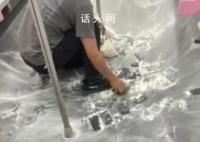 武漢地鐵回應乘客背包冒煙 眾多乘客紛紛到站下車躲避