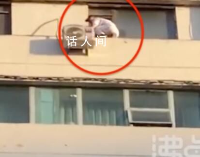 男子懸掛16樓外向下撒錢 樓底有不少圍觀者紛紛上前去撿