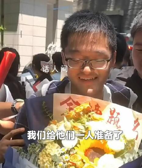 學霸捧花接同學 一句祝福驚艷了