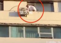 男子懸掛16樓外向下撒錢 樓底有不少圍觀者紛紛上前去撿