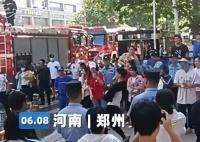 男生考完連續(xù)兩個后空翻沖出考場 引眾家長歡呼