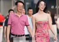牽手門后太古里街拍依然火爆 目前該街區還在豎著相應的警示牌