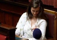 意大利女議員在議會上為嬰兒哺乳 開創羅馬議會先河
