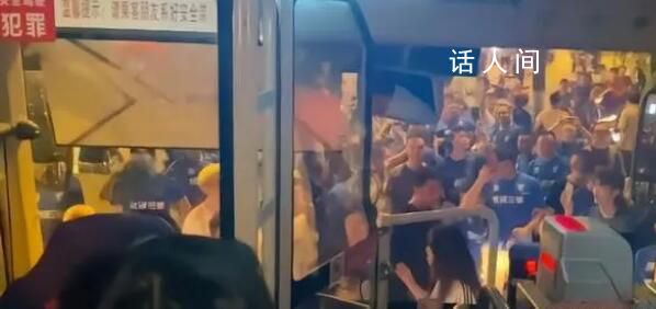 武漢球迷圍堵山東球迷大巴車 目前相關(guān)部門正在處理此事