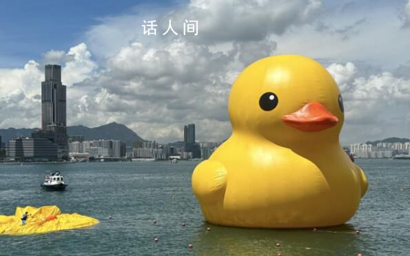 “大黃鴨”闊別10年重游香港 現場有多名市民圍觀