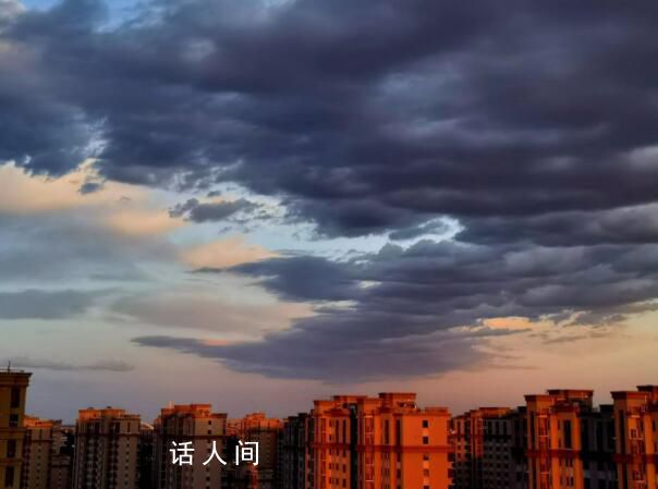 北京的云彩好似潑墨畫 大自然濃墨重彩地描繪美景