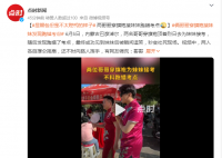 哥哥穿旗袍接妹妹發現跑錯考點 網友調侃：哥哥打傘的姿態絕了