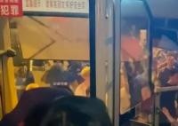 武漢球迷圍堵山東球迷大巴車 目前相關部門正在處理此事